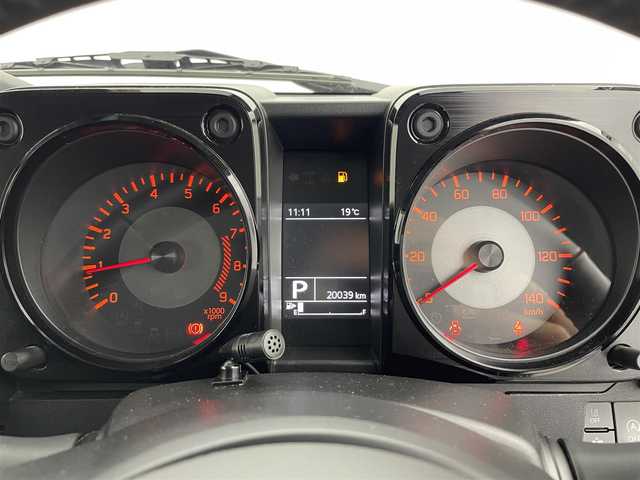 スズキ ジムニー XC 富山県 2022(令4)年 2万km ミディアムグレー 4WD/ワンオーナー/純正SDナビ（CN-RZ775W）/地図SD未着のため動作未確認/クルーズコントロール/レーンアシスト/ドライブレコーダー/前席シートヒーター/アイドリングストップ/プッシュスタート/スマートキー/ステアリングスイッチ/ダウンヒルアシストコントロール/衝突被害軽減システム/盗難防止装置/横滑り防止装置/純正16インチAW/純正ドアバイザー/LEDヘッドライト