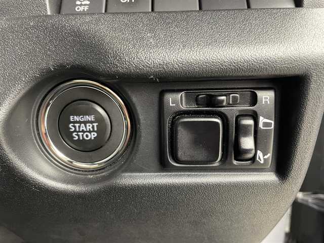 スズキ ジムニー XC 富山県 2022(令4)年 2万km ミディアムグレー 4WD/ワンオーナー/純正SDナビ（CN-RZ775W）/地図SD未着のため動作未確認/クルーズコントロール/レーンアシスト/ドライブレコーダー/前席シートヒーター/アイドリングストップ/プッシュスタート/スマートキー/ステアリングスイッチ/ダウンヒルアシストコントロール/衝突被害軽減システム/盗難防止装置/横滑り防止装置/純正16インチAW/純正ドアバイザー/LEDヘッドライト