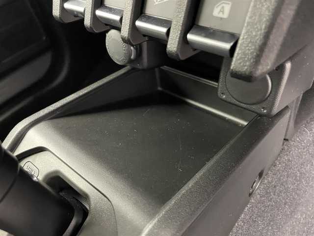 スズキ ジムニー XC 富山県 2022(令4)年 2万km ミディアムグレー 4WD/ワンオーナー/純正SDナビ（CN-RZ775W）/地図SD未着のため動作未確認/クルーズコントロール/レーンアシスト/ドライブレコーダー/前席シートヒーター/アイドリングストップ/プッシュスタート/スマートキー/ステアリングスイッチ/ダウンヒルアシストコントロール/衝突被害軽減システム/盗難防止装置/横滑り防止装置/純正16インチAW/純正ドアバイザー/LEDヘッドライト