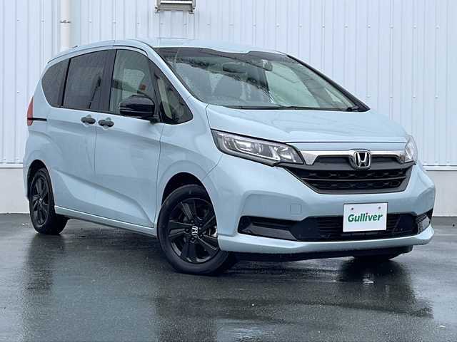 ホンダ フリード ハイブリット G ブラックスタイル 三重県 2022(令4)年 2.3万km フィヨルドミストパール 純正8型ナビ(CD/DVD/TV/BT/HDMI)/フルセグTV/プッシュスタート/スマートキー/レーダークルーズコントロール/ETC/バックカメラ/純正フロアマット/シートヒーター/シートカバー/両側パワースライドドア/純正アルミホイール/オートライト/LEDヘッドライト/フォグライト/衝突軽減ブレーキ/車線逸脱防止/寒冷地仕様/前後ドライブレコーダー/電動格納ミラー/禁煙車