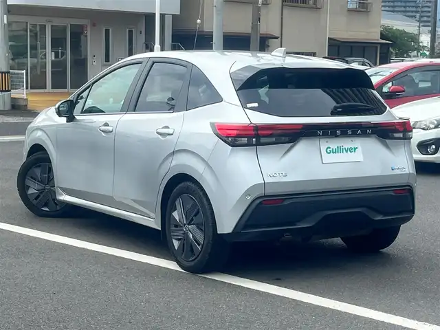 日産 ノート X FOUR 島根県 2023(令5)年 3.5万km ブリリアントシルバー 4WD/純正９型メモリナビ　/フルセグＴＶ　/Ｂｌｕｅｔｏｏｔｈ接続　/全方位カメラ/プロパイロット/ビルトインＥＴＣ2.0　/前後コーナーセンサー/オートブレーキホールド/置くだけ充電/前席シートヒーター /ステアリングヒーター/衝突軽減ブレーキ /レーンアシスト /横滑り防止装置 /スマートキー/プッシュスタート/純正フロアマット