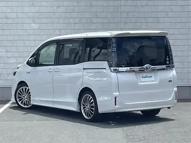 トヨタ ヴォクシー ハイブリッド V 愛知県 2014(平26)年 6万km ホワイトパールクリスタルシャイン ローダウンスプリング/純正9型ナビ/　(Bluetooth/CD/DVD)/フルセグTV/両側パワースライドドア/バックモニター/ビルトインETC/純正11型後席ディスプレイ/クルーズコントロール/S-VSC/LEDヘッドランプ/オートライト/デュアルオートエアコン/本革巻きステアリング/ステアリングスイッチ/前席快適温熱シート/2列目キャプテンシート/2列目サイドテーブル/ロクサーニEX18インチアルミホイール/スマートエントリー/プッシュスタートシステム/禁煙車