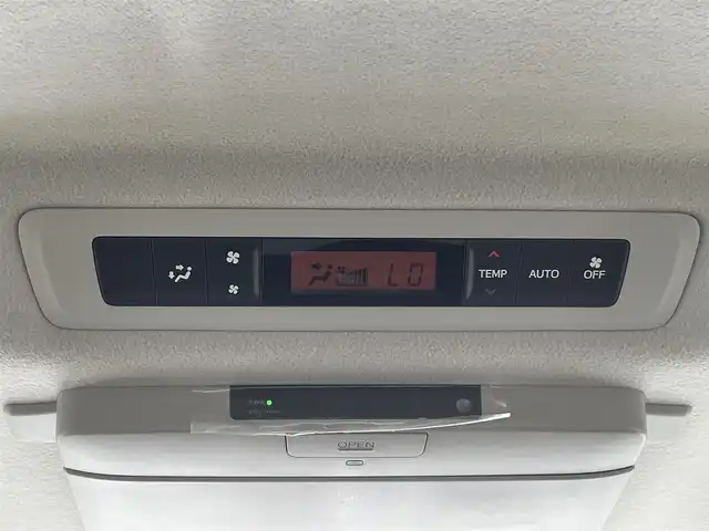 トヨタ ヴォクシー ハイブリッド V 愛知県 2014(平26)年 6万km ホワイトパールクリスタルシャイン ローダウンスプリング/純正9型ナビ/　(Bluetooth/CD/DVD)/フルセグTV/両側パワースライドドア/バックモニター/ビルトインETC/純正11型後席ディスプレイ/クルーズコントロール/S-VSC/LEDヘッドランプ/オートライト/デュアルオートエアコン/本革巻きステアリング/ステアリングスイッチ/前席快適温熱シート/2列目キャプテンシート/2列目サイドテーブル/ロクサーニEX18インチアルミホイール/スマートエントリー/プッシュスタートシステム/禁煙車