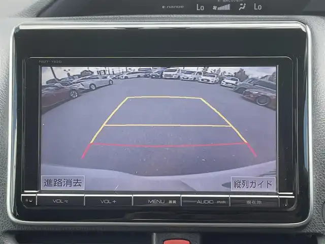 トヨタ ヴォクシー ハイブリッド V 愛知県 2014(平26)年 6万km ホワイトパールクリスタルシャイン ローダウンスプリング/純正9型ナビ/　(Bluetooth/CD/DVD)/フルセグTV/両側パワースライドドア/バックモニター/ビルトインETC/純正11型後席ディスプレイ/クルーズコントロール/S-VSC/LEDヘッドランプ/オートライト/デュアルオートエアコン/本革巻きステアリング/ステアリングスイッチ/前席快適温熱シート/2列目キャプテンシート/2列目サイドテーブル/ロクサーニEX18インチアルミホイール/スマートエントリー/プッシュスタートシステム/禁煙車