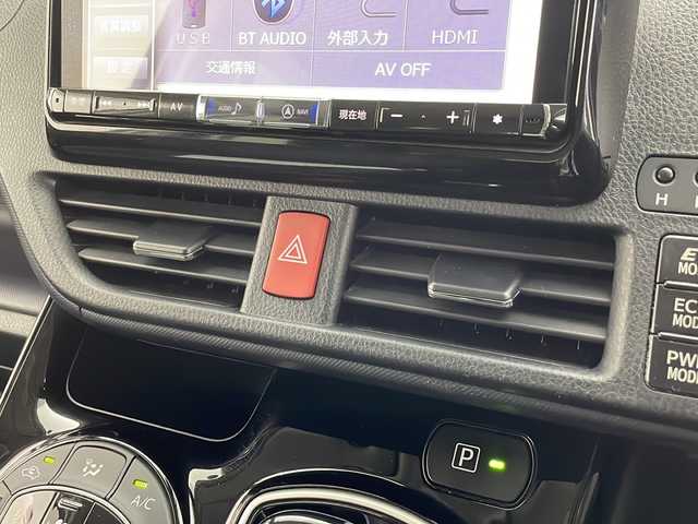 トヨタ ヴォクシー ハイブリッド ZS 煌Ⅱ 千葉県 2017(平29)年 5.3万km ホワイトパールクリスタルシャイン 禁煙車/Toyota Safety Sense/両側パワースライドドア/社外9インチナビ/・フルセグTV・Bluetooth・CD/DVD/社外10.1インチフリップダウンモニター/バックカメラ/ETC/横滑り防止装置/LEDヘッドライト/フォグランプ/純正16インチアルミ/プッシュスタート/スマートキー/スペアキー/社外フロアマット/純正ドアバイザー/ステアリングスイッチ