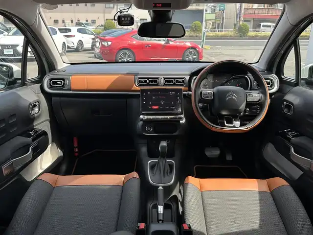 シトロエン Ｃ３ カラメルエディション 三重県 2020(令2)年 3.9万km ＬグリーンⅡ ワンオーナー  /ホワイトルーフ/♪アクティブセーフティブレーキ　/　・ディスタンスアラート/　・エマージェンシーブレーキ/　・インテリジェントエマージェンシーブレーキアシスト/♪クルーズコントロール/♪インチリジェントハイビーム/♪トラクションコントロール/♪パーキングセンサー/♪ブラインドスポットモニター/♪疲労検知システム/♪純正ディスプレイオーディオ/　・AppleCarplay・AndroidAuto/　・Bluetooth・USB・ミラーリンク/♪バックカメラ/♪スマートキーx2/♪プッシュスタート/♪ハーフレザーシート/♪革巻ステアリング/♪ステアリングスイッチ/♪ヘッドライト/♪フォグライト/♪オートライト/♪オートリトラクタブルミラー/♪ウィンカーミラー/♪ドライブレコーダー/♪ETC/♪フロアマット/♪トノカバー/♪スペアタイヤ/♪車線逸脱防止機能/♪サイド/カーテンエアバック/♪ライトレベリング
