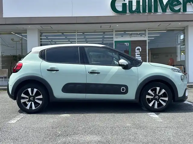 シトロエン Ｃ３ カラメルエディション 三重県 2020(令2)年 3.9万km ＬグリーンⅡ ワンオーナー  /ホワイトルーフ/♪アクティブセーフティブレーキ　/　・ディスタンスアラート/　・エマージェンシーブレーキ/　・インテリジェントエマージェンシーブレーキアシスト/♪クルーズコントロール/♪インチリジェントハイビーム/♪トラクションコントロール/♪パーキングセンサー/♪ブラインドスポットモニター/♪疲労検知システム/♪純正ディスプレイオーディオ/　・AppleCarplay・AndroidAuto/　・Bluetooth・USB・ミラーリンク/♪バックカメラ/♪スマートキーx2/♪プッシュスタート/♪ハーフレザーシート/♪革巻ステアリング/♪ステアリングスイッチ/♪ヘッドライト/♪フォグライト/♪オートライト/♪オートリトラクタブルミラー/♪ウィンカーミラー/♪ドライブレコーダー/♪ETC/♪フロアマット/♪トノカバー/♪スペアタイヤ/♪車線逸脱防止機能/♪サイド/カーテンエアバック/♪ライトレベリング