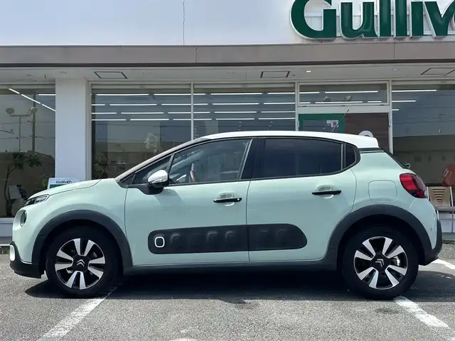 シトロエン Ｃ３ カラメルエディション 三重県 2020(令2)年 3.9万km ＬグリーンⅡ ワンオーナー  /ホワイトルーフ/♪アクティブセーフティブレーキ　/　・ディスタンスアラート/　・エマージェンシーブレーキ/　・インテリジェントエマージェンシーブレーキアシスト/♪クルーズコントロール/♪インチリジェントハイビーム/♪トラクションコントロール/♪パーキングセンサー/♪ブラインドスポットモニター/♪疲労検知システム/♪純正ディスプレイオーディオ/　・AppleCarplay・AndroidAuto/　・Bluetooth・USB・ミラーリンク/♪バックカメラ/♪スマートキーx2/♪プッシュスタート/♪ハーフレザーシート/♪革巻ステアリング/♪ステアリングスイッチ/♪ヘッドライト/♪フォグライト/♪オートライト/♪オートリトラクタブルミラー/♪ウィンカーミラー/♪ドライブレコーダー/♪ETC/♪フロアマット/♪トノカバー/♪スペアタイヤ/♪車線逸脱防止機能/♪サイド/カーテンエアバック/♪ライトレベリング