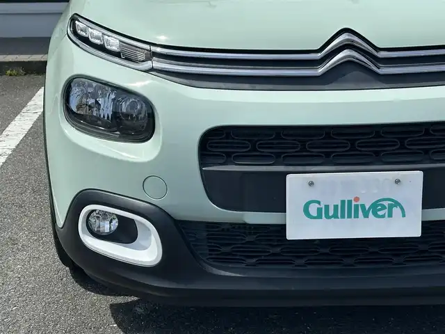 シトロエン Ｃ３ カラメルエディション 三重県 2020(令2)年 3.9万km ＬグリーンⅡ ワンオーナー  /ホワイトルーフ/♪アクティブセーフティブレーキ　/　・ディスタンスアラート/　・エマージェンシーブレーキ/　・インテリジェントエマージェンシーブレーキアシスト/♪クルーズコントロール/♪インチリジェントハイビーム/♪トラクションコントロール/♪パーキングセンサー/♪ブラインドスポットモニター/♪疲労検知システム/♪純正ディスプレイオーディオ/　・AppleCarplay・AndroidAuto/　・Bluetooth・USB・ミラーリンク/♪バックカメラ/♪スマートキーx2/♪プッシュスタート/♪ハーフレザーシート/♪革巻ステアリング/♪ステアリングスイッチ/♪ヘッドライト/♪フォグライト/♪オートライト/♪オートリトラクタブルミラー/♪ウィンカーミラー/♪ドライブレコーダー/♪ETC/♪フロアマット/♪トノカバー/♪スペアタイヤ/♪車線逸脱防止機能/♪サイド/カーテンエアバック/♪ライトレベリング