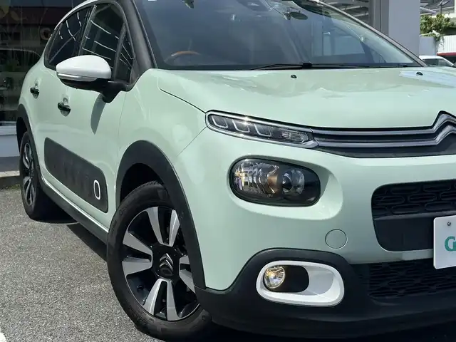 シトロエン Ｃ３ カラメルエディション 三重県 2020(令2)年 3.9万km ＬグリーンⅡ ワンオーナー  /ホワイトルーフ/♪アクティブセーフティブレーキ　/　・ディスタンスアラート/　・エマージェンシーブレーキ/　・インテリジェントエマージェンシーブレーキアシスト/♪クルーズコントロール/♪インチリジェントハイビーム/♪トラクションコントロール/♪パーキングセンサー/♪ブラインドスポットモニター/♪疲労検知システム/♪純正ディスプレイオーディオ/　・AppleCarplay・AndroidAuto/　・Bluetooth・USB・ミラーリンク/♪バックカメラ/♪スマートキーx2/♪プッシュスタート/♪ハーフレザーシート/♪革巻ステアリング/♪ステアリングスイッチ/♪ヘッドライト/♪フォグライト/♪オートライト/♪オートリトラクタブルミラー/♪ウィンカーミラー/♪ドライブレコーダー/♪ETC/♪フロアマット/♪トノカバー/♪スペアタイヤ/♪車線逸脱防止機能/♪サイド/カーテンエアバック/♪ライトレベリング