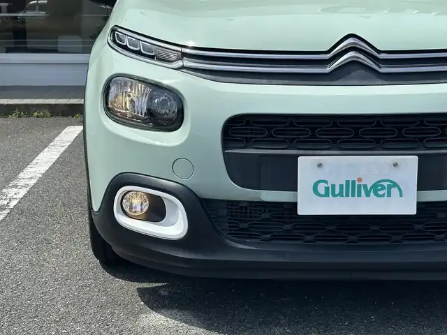 シトロエン Ｃ３ カラメルエディション 三重県 2020(令2)年 3.9万km ＬグリーンⅡ ワンオーナー  /ホワイトルーフ/♪アクティブセーフティブレーキ　/　・ディスタンスアラート/　・エマージェンシーブレーキ/　・インテリジェントエマージェンシーブレーキアシスト/♪クルーズコントロール/♪インチリジェントハイビーム/♪トラクションコントロール/♪パーキングセンサー/♪ブラインドスポットモニター/♪疲労検知システム/♪純正ディスプレイオーディオ/　・AppleCarplay・AndroidAuto/　・Bluetooth・USB・ミラーリンク/♪バックカメラ/♪スマートキーx2/♪プッシュスタート/♪ハーフレザーシート/♪革巻ステアリング/♪ステアリングスイッチ/♪ヘッドライト/♪フォグライト/♪オートライト/♪オートリトラクタブルミラー/♪ウィンカーミラー/♪ドライブレコーダー/♪ETC/♪フロアマット/♪トノカバー/♪スペアタイヤ/♪車線逸脱防止機能/♪サイド/カーテンエアバック/♪ライトレベリング
