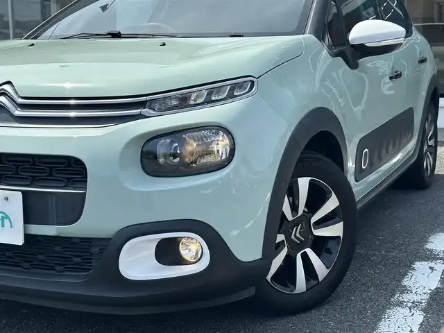 シトロエン Ｃ３ カラメルエディション 三重県 2020(令2)年 3.9万km ＬグリーンⅡ ワンオーナー  /ホワイトルーフ/♪アクティブセーフティブレーキ　/　・ディスタンスアラート/　・エマージェンシーブレーキ/　・インテリジェントエマージェンシーブレーキアシスト/♪クルーズコントロール/♪インチリジェントハイビーム/♪トラクションコントロール/♪パーキングセンサー/♪ブラインドスポットモニター/♪疲労検知システム/♪純正ディスプレイオーディオ/　・AppleCarplay・AndroidAuto/　・Bluetooth・USB・ミラーリンク/♪バックカメラ/♪スマートキーx2/♪プッシュスタート/♪ハーフレザーシート/♪革巻ステアリング/♪ステアリングスイッチ/♪ヘッドライト/♪フォグライト/♪オートライト/♪オートリトラクタブルミラー/♪ウィンカーミラー/♪ドライブレコーダー/♪ETC/♪フロアマット/♪トノカバー/♪スペアタイヤ/♪車線逸脱防止機能/♪サイド/カーテンエアバック/♪ライトレベリング