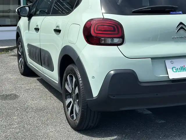 シトロエン Ｃ３ カラメルエディション 三重県 2020(令2)年 3.9万km ＬグリーンⅡ ワンオーナー  /ホワイトルーフ/♪アクティブセーフティブレーキ　/　・ディスタンスアラート/　・エマージェンシーブレーキ/　・インテリジェントエマージェンシーブレーキアシスト/♪クルーズコントロール/♪インチリジェントハイビーム/♪トラクションコントロール/♪パーキングセンサー/♪ブラインドスポットモニター/♪疲労検知システム/♪純正ディスプレイオーディオ/　・AppleCarplay・AndroidAuto/　・Bluetooth・USB・ミラーリンク/♪バックカメラ/♪スマートキーx2/♪プッシュスタート/♪ハーフレザーシート/♪革巻ステアリング/♪ステアリングスイッチ/♪ヘッドライト/♪フォグライト/♪オートライト/♪オートリトラクタブルミラー/♪ウィンカーミラー/♪ドライブレコーダー/♪ETC/♪フロアマット/♪トノカバー/♪スペアタイヤ/♪車線逸脱防止機能/♪サイド/カーテンエアバック/♪ライトレベリング