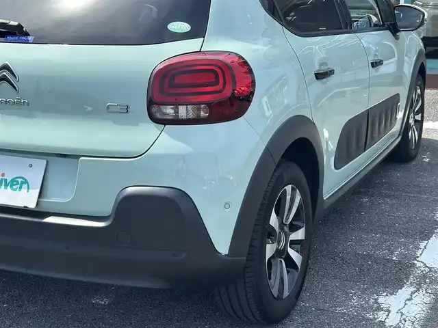 シトロエン Ｃ３ カラメルエディション 三重県 2020(令2)年 3.9万km ＬグリーンⅡ ワンオーナー  /ホワイトルーフ/♪アクティブセーフティブレーキ　/　・ディスタンスアラート/　・エマージェンシーブレーキ/　・インテリジェントエマージェンシーブレーキアシスト/♪クルーズコントロール/♪インチリジェントハイビーム/♪トラクションコントロール/♪パーキングセンサー/♪ブラインドスポットモニター/♪疲労検知システム/♪純正ディスプレイオーディオ/　・AppleCarplay・AndroidAuto/　・Bluetooth・USB・ミラーリンク/♪バックカメラ/♪スマートキーx2/♪プッシュスタート/♪ハーフレザーシート/♪革巻ステアリング/♪ステアリングスイッチ/♪ヘッドライト/♪フォグライト/♪オートライト/♪オートリトラクタブルミラー/♪ウィンカーミラー/♪ドライブレコーダー/♪ETC/♪フロアマット/♪トノカバー/♪スペアタイヤ/♪車線逸脱防止機能/♪サイド/カーテンエアバック/♪ライトレベリング
