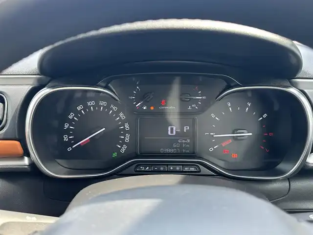 シトロエン Ｃ３ カラメルエディション 三重県 2020(令2)年 3.9万km ＬグリーンⅡ ワンオーナー  /ホワイトルーフ/♪アクティブセーフティブレーキ　/　・ディスタンスアラート/　・エマージェンシーブレーキ/　・インテリジェントエマージェンシーブレーキアシスト/♪クルーズコントロール/♪インチリジェントハイビーム/♪トラクションコントロール/♪パーキングセンサー/♪ブラインドスポットモニター/♪疲労検知システム/♪純正ディスプレイオーディオ/　・AppleCarplay・AndroidAuto/　・Bluetooth・USB・ミラーリンク/♪バックカメラ/♪スマートキーx2/♪プッシュスタート/♪ハーフレザーシート/♪革巻ステアリング/♪ステアリングスイッチ/♪ヘッドライト/♪フォグライト/♪オートライト/♪オートリトラクタブルミラー/♪ウィンカーミラー/♪ドライブレコーダー/♪ETC/♪フロアマット/♪トノカバー/♪スペアタイヤ/♪車線逸脱防止機能/♪サイド/カーテンエアバック/♪ライトレベリング