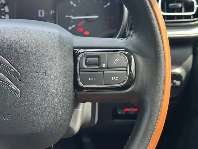 シトロエン Ｃ３ カラメルエディション 三重県 2020(令2)年 3.9万km ＬグリーンⅡ ワンオーナー  /ホワイトルーフ/♪アクティブセーフティブレーキ　/　・ディスタンスアラート/　・エマージェンシーブレーキ/　・インテリジェントエマージェンシーブレーキアシスト/♪クルーズコントロール/♪インチリジェントハイビーム/♪トラクションコントロール/♪パーキングセンサー/♪ブラインドスポットモニター/♪疲労検知システム/♪純正ディスプレイオーディオ/　・AppleCarplay・AndroidAuto/　・Bluetooth・USB・ミラーリンク/♪バックカメラ/♪スマートキーx2/♪プッシュスタート/♪ハーフレザーシート/♪革巻ステアリング/♪ステアリングスイッチ/♪ヘッドライト/♪フォグライト/♪オートライト/♪オートリトラクタブルミラー/♪ウィンカーミラー/♪ドライブレコーダー/♪ETC/♪フロアマット/♪トノカバー/♪スペアタイヤ/♪車線逸脱防止機能/♪サイド/カーテンエアバック/♪ライトレベリング