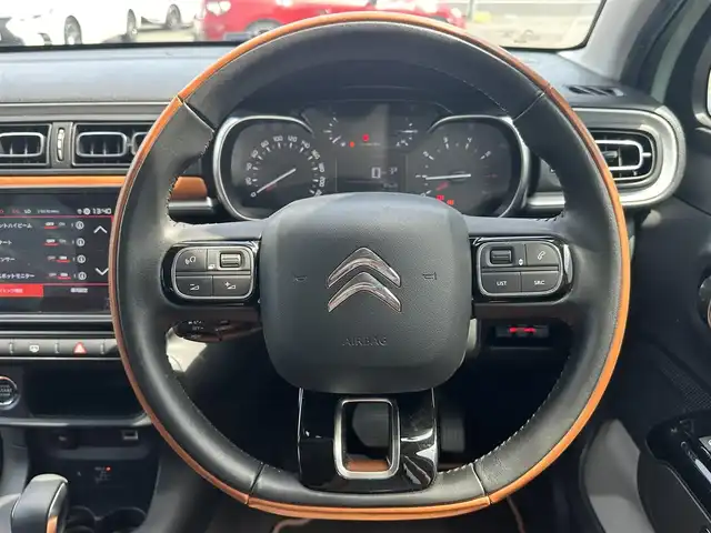 シトロエン Ｃ３ カラメルエディション 三重県 2020(令2)年 3.9万km ＬグリーンⅡ ワンオーナー  /ホワイトルーフ/♪アクティブセーフティブレーキ　/　・ディスタンスアラート/　・エマージェンシーブレーキ/　・インテリジェントエマージェンシーブレーキアシスト/♪クルーズコントロール/♪インチリジェントハイビーム/♪トラクションコントロール/♪パーキングセンサー/♪ブラインドスポットモニター/♪疲労検知システム/♪純正ディスプレイオーディオ/　・AppleCarplay・AndroidAuto/　・Bluetooth・USB・ミラーリンク/♪バックカメラ/♪スマートキーx2/♪プッシュスタート/♪ハーフレザーシート/♪革巻ステアリング/♪ステアリングスイッチ/♪ヘッドライト/♪フォグライト/♪オートライト/♪オートリトラクタブルミラー/♪ウィンカーミラー/♪ドライブレコーダー/♪ETC/♪フロアマット/♪トノカバー/♪スペアタイヤ/♪車線逸脱防止機能/♪サイド/カーテンエアバック/♪ライトレベリング