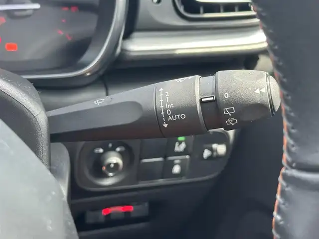 シトロエン Ｃ３ カラメルエディション 三重県 2020(令2)年 3.9万km ＬグリーンⅡ ワンオーナー  /ホワイトルーフ/♪アクティブセーフティブレーキ　/　・ディスタンスアラート/　・エマージェンシーブレーキ/　・インテリジェントエマージェンシーブレーキアシスト/♪クルーズコントロール/♪インチリジェントハイビーム/♪トラクションコントロール/♪パーキングセンサー/♪ブラインドスポットモニター/♪疲労検知システム/♪純正ディスプレイオーディオ/　・AppleCarplay・AndroidAuto/　・Bluetooth・USB・ミラーリンク/♪バックカメラ/♪スマートキーx2/♪プッシュスタート/♪ハーフレザーシート/♪革巻ステアリング/♪ステアリングスイッチ/♪ヘッドライト/♪フォグライト/♪オートライト/♪オートリトラクタブルミラー/♪ウィンカーミラー/♪ドライブレコーダー/♪ETC/♪フロアマット/♪トノカバー/♪スペアタイヤ/♪車線逸脱防止機能/♪サイド/カーテンエアバック/♪ライトレベリング