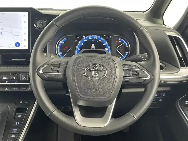 トヨタ ヴォクシー ハイブリッド S－Z 大分県 2024(令6)年 1.4万km アティチュードブラックマイカ ワンオーナ/純正10.5インチディスプレイオーディオ/（AM/FM/CD/DVD/Bluetooth/フルセグ）/快適利便パッケージ/・後席シートヒータ/・後席オットマン/・パワーバックドアー/トヨタセーフティーセンス/・衝突被害軽減ブレーキ/・車線逸脱抑制装置/・レーダークルーズコントロール/・オートマチックハイビーム/・BSM/純正フリップダウンモニター/両側電動スライドドア/前後ドライブレコーダー/クリアランスソナー/オートブレーキホールド/ETC2.0/AC100V/純正17インチAW/3眼LEDヘッドライト/スマートキー