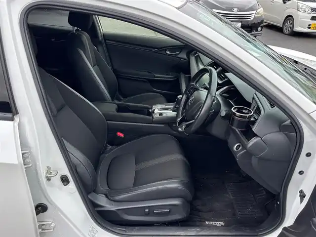 ホンダ シビック ハッチバック 宮城県 2020(令2)年 5.4万km プラチナホワイトパール ホンダセンシング/●衝突軽減ブレーキ〈CMBS〉/●歩行者事故低減ステアリング/●路外逸脱抑制機能/●渋滞追従機能付ACC〈アダプティブ・クルーズ・コントロール〉/●LKAS〈車線維持支援システム〉/●先行車発進お知らせ機能/●オートハイビーム/●標識認識機能/純正ナビ（VXM-204VFi）/・CD/DVD/・Bluetooth/・フルセグTV/バックカメラ/ビルトインETC2.0/ドライブレコーダー/ハーフレザーシート/シートヒーター/革巻きステアリング/ステアリングスイッチ/パドルシフト/電動パーキングブレーキ/ブレーキホールド/LEDヘッドランプ/フォグランプ/オートライト/スマートキー＆プッシュスタート/スペアキー1本/電動格納ミラー/純正18インチAW/純正フロアマット/W/サイド/カーテンエアバッグ