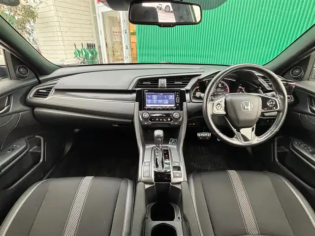 ホンダ シビック ハッチバック 宮城県 2020(令2)年 5.4万km プラチナホワイトパール ホンダセンシング/●衝突軽減ブレーキ〈CMBS〉/●歩行者事故低減ステアリング/●路外逸脱抑制機能/●渋滞追従機能付ACC〈アダプティブ・クルーズ・コントロール〉/●LKAS〈車線維持支援システム〉/●先行車発進お知らせ機能/●オートハイビーム/●標識認識機能/純正ナビ（VXM-204VFi）/・CD/DVD/・Bluetooth/・フルセグTV/バックカメラ/ビルトインETC2.0/ドライブレコーダー/ハーフレザーシート/シートヒーター/革巻きステアリング/ステアリングスイッチ/パドルシフト/電動パーキングブレーキ/ブレーキホールド/LEDヘッドランプ/フォグランプ/オートライト/スマートキー＆プッシュスタート/スペアキー1本/電動格納ミラー/純正18インチAW/純正フロアマット/W/サイド/カーテンエアバッグ