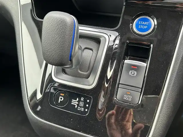 日産 セレナ e－パワー ハイウェイスター V 佐賀県 2020(令2)年 5.5万km ダークメタルグレー 7人乗り/プロパイロット/エマージェンシーブレーキ/インテリジェントクルーズコントロール/車線逸脱警報/車線逸脱防止支援/側方支援/後側方支援/前後ソナー/パーキングアシスト/純正10型SDナビ/・アラウンドビューカメラ/・フルセグTV/BT/CD/DVD/後席モニター/両側パワースライドドア/純正15インチAW/純正前方ドラレコ(DJ4－D)/社外後付け後方ドラレコ/レーダー探知機(CSD-610FHR)/LEDヘッドライト/オートライト/ETC/電動パーキングスイッチ/スペアキー×１/取扱説明書/保証書