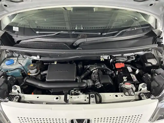 ホンダ Ｎ ＢＯＸ 佐賀県 2025(令7)年 0.3万km プラチナホワイトパール ディーラー純正8インチナビ/＜BT/UCB/FM/AM＞/バックカメラ/フルセグTV/両側パワースライドドア/ETC/純正ドライブレコーダー/電動パーキングブレーキ/シートヒーター/ホンダセンシング/●衝突軽減ブレーキ（CMBS）/●先行車発進お知らせ機能/●歩行者事故低減ステアリング/●路外逸脱抑制機能/●標識認識機能/●渋滞追従機能付アダプティブクルーズコントロール（ACC）/●車線維持支援システム（LKAS）/●誤発進抑制機能/●後方誤発進抑制機能/●近距離衝突軽減ブレーキ/●急アクセル抑制機能/●パーキングセンサーシステム/●オートハイビーム