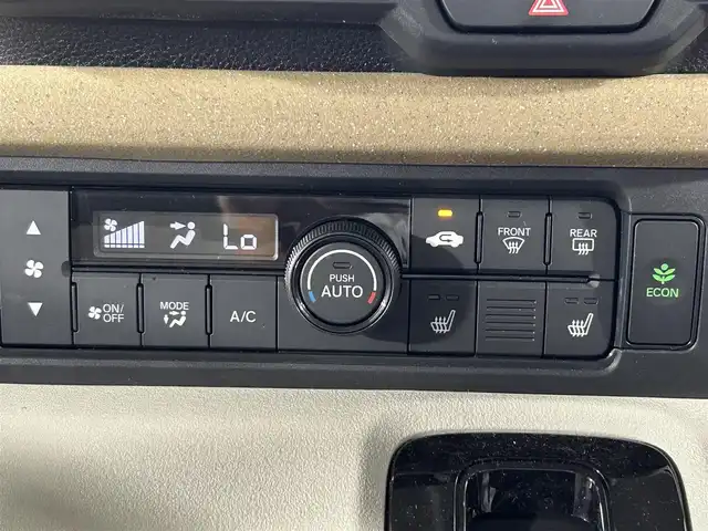 ホンダ Ｎ ＢＯＸ 佐賀県 2025(令7)年 0.3万km プラチナホワイトパール ディーラー純正8インチナビ/＜BT/UCB/FM/AM＞/バックカメラ/フルセグTV/両側パワースライドドア/ETC/純正ドライブレコーダー/電動パーキングブレーキ/シートヒーター/ホンダセンシング/●衝突軽減ブレーキ（CMBS）/●先行車発進お知らせ機能/●歩行者事故低減ステアリング/●路外逸脱抑制機能/●標識認識機能/●渋滞追従機能付アダプティブクルーズコントロール（ACC）/●車線維持支援システム（LKAS）/●誤発進抑制機能/●後方誤発進抑制機能/●近距離衝突軽減ブレーキ/●急アクセル抑制機能/●パーキングセンサーシステム/●オートハイビーム