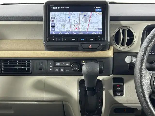 ホンダ Ｎ ＢＯＸ 佐賀県 2025(令7)年 0.3万km プラチナホワイトパール ディーラー純正8インチナビ/＜BT/UCB/FM/AM＞/バックカメラ/フルセグTV/両側パワースライドドア/ETC/純正ドライブレコーダー/電動パーキングブレーキ/シートヒーター/ホンダセンシング/●衝突軽減ブレーキ（CMBS）/●先行車発進お知らせ機能/●歩行者事故低減ステアリング/●路外逸脱抑制機能/●標識認識機能/●渋滞追従機能付アダプティブクルーズコントロール（ACC）/●車線維持支援システム（LKAS）/●誤発進抑制機能/●後方誤発進抑制機能/●近距離衝突軽減ブレーキ/●急アクセル抑制機能/●パーキングセンサーシステム/●オートハイビーム