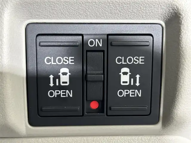 ホンダ Ｎ ＢＯＸ 佐賀県 2025(令7)年 0.3万km プラチナホワイトパール ディーラー純正8インチナビ/＜BT/UCB/FM/AM＞/バックカメラ/フルセグTV/両側パワースライドドア/ETC/純正ドライブレコーダー/電動パーキングブレーキ/シートヒーター/ホンダセンシング/●衝突軽減ブレーキ（CMBS）/●先行車発進お知らせ機能/●歩行者事故低減ステアリング/●路外逸脱抑制機能/●標識認識機能/●渋滞追従機能付アダプティブクルーズコントロール（ACC）/●車線維持支援システム（LKAS）/●誤発進抑制機能/●後方誤発進抑制機能/●近距離衝突軽減ブレーキ/●急アクセル抑制機能/●パーキングセンサーシステム/●オートハイビーム