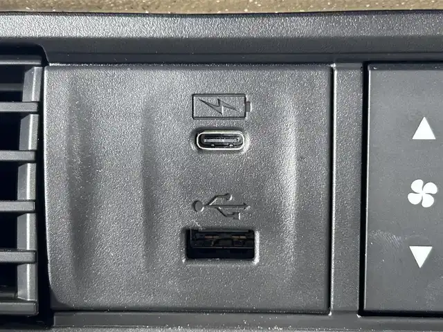 ホンダ Ｎ ＢＯＸ 佐賀県 2025(令7)年 0.3万km プラチナホワイトパール ディーラー純正8インチナビ/＜BT/UCB/FM/AM＞/バックカメラ/フルセグTV/両側パワースライドドア/ETC/純正ドライブレコーダー/電動パーキングブレーキ/シートヒーター/ホンダセンシング/●衝突軽減ブレーキ（CMBS）/●先行車発進お知らせ機能/●歩行者事故低減ステアリング/●路外逸脱抑制機能/●標識認識機能/●渋滞追従機能付アダプティブクルーズコントロール（ACC）/●車線維持支援システム（LKAS）/●誤発進抑制機能/●後方誤発進抑制機能/●近距離衝突軽減ブレーキ/●急アクセル抑制機能/●パーキングセンサーシステム/●オートハイビーム