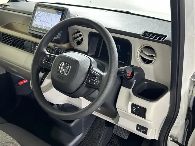ホンダ Ｎ ＢＯＸ 佐賀県 2025(令7)年 0.3万km プラチナホワイトパール ディーラー純正8インチナビ/＜BT/UCB/FM/AM＞/バックカメラ/フルセグTV/両側パワースライドドア/ETC/純正ドライブレコーダー/電動パーキングブレーキ/シートヒーター/ホンダセンシング/●衝突軽減ブレーキ（CMBS）/●先行車発進お知らせ機能/●歩行者事故低減ステアリング/●路外逸脱抑制機能/●標識認識機能/●渋滞追従機能付アダプティブクルーズコントロール（ACC）/●車線維持支援システム（LKAS）/●誤発進抑制機能/●後方誤発進抑制機能/●近距離衝突軽減ブレーキ/●急アクセル抑制機能/●パーキングセンサーシステム/●オートハイビーム