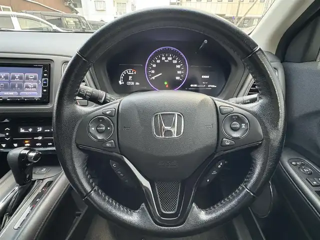 ホンダ ヴェゼル X ホンダセンシング 三重県 2018(平30)年 7.8万km クリスタルブラックパール ホンダセンシング/・衝突軽減ブレーキ(CMBS)/・誤発進抑制機能/・歩行者事故低減ステアリング/・路外逸脱抑制機能/・先行車発進お知らせ機能/・標識認識機能/・アダプティブクルーズコントロール/・LKAS(車線維持支援システム)/オートブレーキホールド/アイドリングストップ/スマートキー×2/プッシュスタート/純正インターナビ/・SD・USB・CD/・フルセグ・DVD再生/・Bluetoothオーディオ/・バックカメラ/ドライブレコーダー/ルーフレール/純正16インチAW/LEDヘッドライト/フォグライト/オートライト/ウィンカーミラー/オートリトラクタブルミラー/革巻ステアリング/ステアリングスイッチ/ビルトインETC/プライバシーガラス/フロアマット/ドアバイザー/サイド/カーテンエアバック