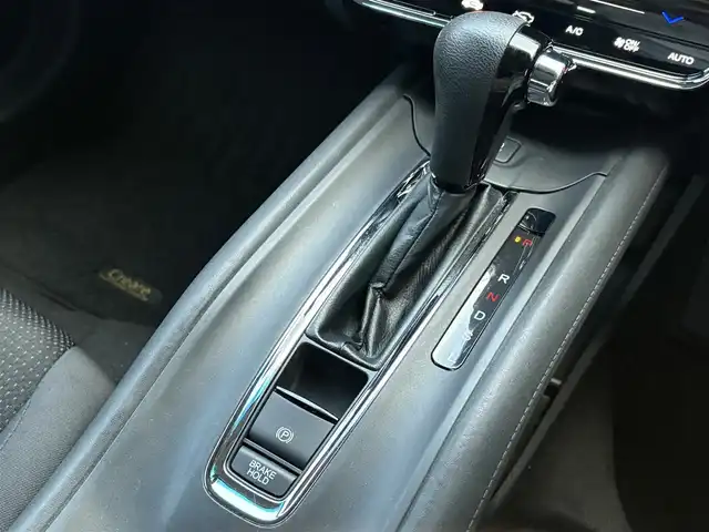 ホンダ ヴェゼル X ホンダセンシング 三重県 2018(平30)年 7.8万km クリスタルブラックパール ホンダセンシング/・衝突軽減ブレーキ(CMBS)/・誤発進抑制機能/・歩行者事故低減ステアリング/・路外逸脱抑制機能/・先行車発進お知らせ機能/・標識認識機能/・アダプティブクルーズコントロール/・LKAS(車線維持支援システム)/オートブレーキホールド/アイドリングストップ/スマートキー×2/プッシュスタート/純正インターナビ/・SD・USB・CD/・フルセグ・DVD再生/・Bluetoothオーディオ/・バックカメラ/ドライブレコーダー/ルーフレール/純正16インチAW/LEDヘッドライト/フォグライト/オートライト/ウィンカーミラー/オートリトラクタブルミラー/革巻ステアリング/ステアリングスイッチ/ビルトインETC/プライバシーガラス/フロアマット/ドアバイザー/サイド/カーテンエアバック