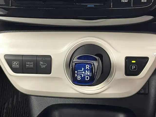 トヨタ プリウス S ツーリングセレクション 熊本県 2018(平30)年 9.1万km ホワイトパールクリスタルシャイン モデリスタエアロ　/社外ナビCN-RE07WD（ＣＤ・ＤＶＤ・フルセグ・ＢＴ・ＳＤ・ｉｐｏｄ）/バックカメラ　/ＥＴＣ　/前席シートヒーター　/横滑り防止　/ドアバイザー/純正フロアマット　/純正１７インチＡＷ　/オートライト　/ＬＥＤヘッドライト/フォグランプ/スマートキー/プッシュスタート