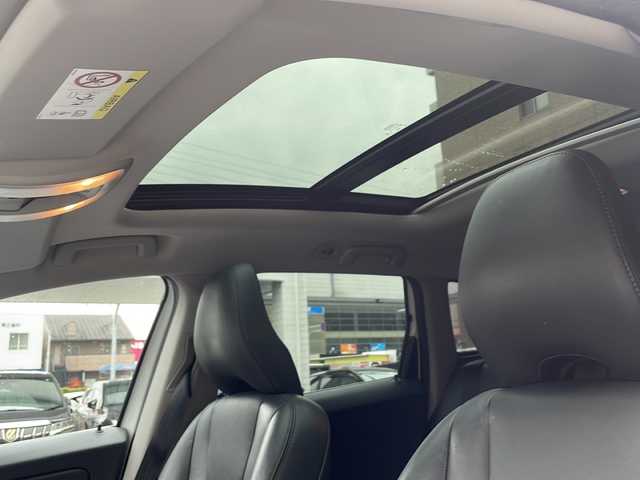 ボルボ ＸＣ６０ D4 クラシック 愛知県 2017(平29)年 8.7万km アイスホワイト 禁煙車/パノラマサンルーフ/黒レザーシート/純正ナビ/フルセグTV・CD・DVD・Bluetooth・USB/バックカメラ/パワーバックドア/メモリ機能付きパワーシート/前席パワーシート/前席シートヒーター/衝突軽減ブレーキ/ACC/BLIS/ドライバーアラート/レーン逸脱警告/LEDヘッドライト/ビルトインETC/ステアリングスイッチ/スマートキー/パドルシフト/純正18インチアルミホイール/純正フロアマット/カーテンエアバッグ/保証書/取扱説明書/スペアキー/点検記録簿ディーラーH30.R1.2.3.4.5.6.7