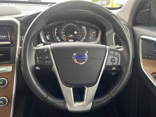 ボルボ ＸＣ６０ D4 クラシック 愛知県 2017(平29)年 8.7万km アイスホワイト 禁煙車/パノラマサンルーフ/黒レザーシート/純正ナビ/フルセグTV・CD・DVD・Bluetooth・USB/バックカメラ/パワーバックドア/メモリ機能付きパワーシート/前席パワーシート/前席シートヒーター/衝突軽減ブレーキ/ACC/BLIS/ドライバーアラート/レーン逸脱警告/LEDヘッドライト/ビルトインETC/ステアリングスイッチ/スマートキー/パドルシフト/純正18インチアルミホイール/純正フロアマット/カーテンエアバッグ/保証書/取扱説明書/スペアキー/点検記録簿ディーラーH30.R1.2.3.4.5.6.7