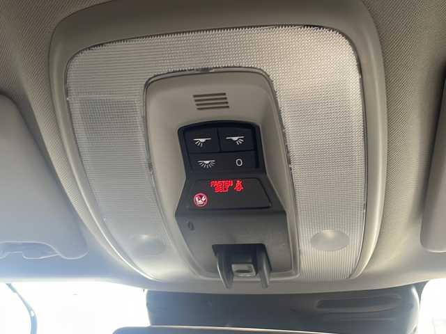 ボルボ ＸＣ６０ D4 クラシック 愛知県 2017(平29)年 8.7万km アイスホワイト 禁煙車/パノラマサンルーフ/黒レザーシート/純正ナビ/フルセグTV・CD・DVD・Bluetooth・USB/バックカメラ/パワーバックドア/メモリ機能付きパワーシート/前席パワーシート/前席シートヒーター/衝突軽減ブレーキ/ACC/BLIS/ドライバーアラート/レーン逸脱警告/LEDヘッドライト/ビルトインETC/ステアリングスイッチ/スマートキー/パドルシフト/純正18インチアルミホイール/純正フロアマット/カーテンエアバッグ/保証書/取扱説明書/スペアキー/点検記録簿ディーラーH30.R1.2.3.4.5.6.7