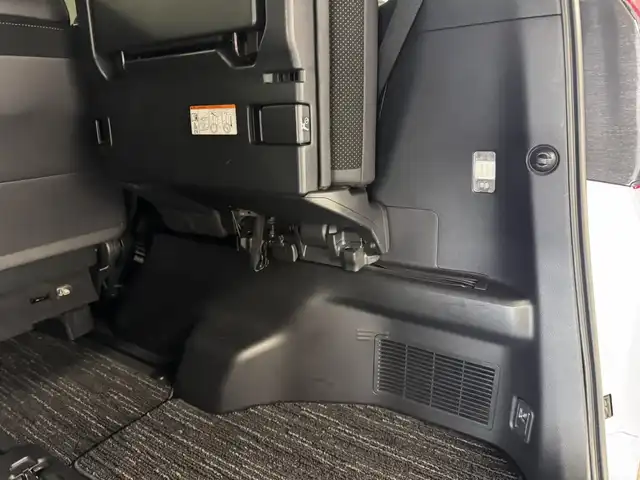 トヨタ アルファード S タイプゴールド 三重県 2020(令2)年 4.5万km ホワイトパールクリスタルシャイン ガソリン/FF/MTモード付インパネCVT/純正 9インチディスプレイオーディオ（ナビ搭載）/（AM/FM/CD・DVD*/USB/iPod/Bluetooth/TV*/Miracast/AppleCarPlay/AndroidAuto）*…OP/12.1インチ 後席モニター V12T-R68C/バックガイドモニター/両側パワースライドドア/ダウンサス/ドライブレコーダー 前後/ETC2.0/Toyota Safety Sense/●プリクラッシュセーフティ/●レーントレーシングアシスト/●レーダークルコン/●ロードサインアシスト/●アダプティブハイビームシステム/・ブラインドスポットモニター＋リヤクロストラフィックアラート*/・先行車発進告知機能/・クリアランスソナー/・パーキングサポートブレーキ（前後静止物・後方接近車両）/・など/装備/・デジタルインナーミラー*/3眼LEDヘッドランプ/・ハーフレザーシート/・左右＆後席独立オートエアコン/・パワーバックドア/・オットマンシート（2nd）/・AC100Vコンセント（100W）/・ステアリングスイッチ/・電子パーキングブレーキ＆ブレーキホールド/・オートライト/・純正18inAW/・保/取/ナビ取/・スマートキーx2/など