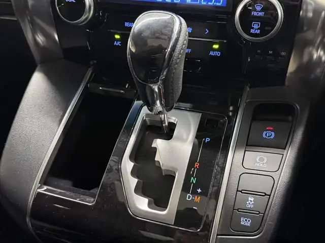 トヨタ アルファード S タイプゴールド 三重県 2020(令2)年 4.5万km ホワイトパールクリスタルシャイン ガソリン/FF/MTモード付インパネCVT/純正 9インチディスプレイオーディオ（ナビ搭載）/（AM/FM/CD・DVD*/USB/iPod/Bluetooth/TV*/Miracast/AppleCarPlay/AndroidAuto）*…OP/12.1インチ 後席モニター V12T-R68C/バックガイドモニター/両側パワースライドドア/ダウンサス/ドライブレコーダー 前後/ETC2.0/Toyota Safety Sense/●プリクラッシュセーフティ/●レーントレーシングアシスト/●レーダークルコン/●ロードサインアシスト/●アダプティブハイビームシステム/・ブラインドスポットモニター＋リヤクロストラフィックアラート*/・先行車発進告知機能/・クリアランスソナー/・パーキングサポートブレーキ（前後静止物・後方接近車両）/・など/装備/・デジタルインナーミラー*/3眼LEDヘッドランプ/・ハーフレザーシート/・左右＆後席独立オートエアコン/・パワーバックドア/・オットマンシート（2nd）/・AC100Vコンセント（100W）/・ステアリングスイッチ/・電子パーキングブレーキ＆ブレーキホールド/・オートライト/・純正18inAW/・保/取/ナビ取/・スマートキーx2/など