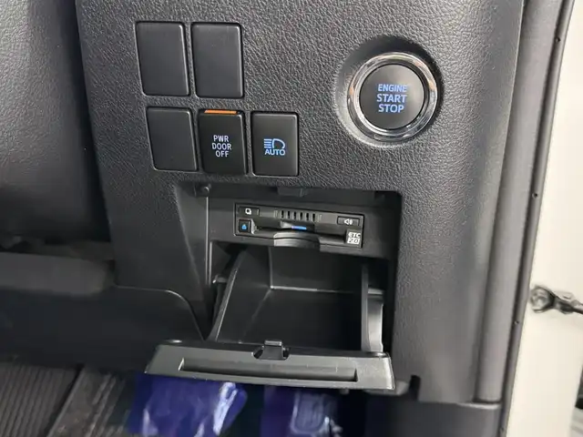 トヨタ アルファード S タイプゴールド 三重県 2020(令2)年 4.5万km ホワイトパールクリスタルシャイン ガソリン/FF/MTモード付インパネCVT/純正 9インチディスプレイオーディオ（ナビ搭載）/（AM/FM/CD・DVD*/USB/iPod/Bluetooth/TV*/Miracast/AppleCarPlay/AndroidAuto）*…OP/12.1インチ 後席モニター V12T-R68C/バックガイドモニター/両側パワースライドドア/ダウンサス/ドライブレコーダー 前後/ETC2.0/Toyota Safety Sense/●プリクラッシュセーフティ/●レーントレーシングアシスト/●レーダークルコン/●ロードサインアシスト/●アダプティブハイビームシステム/・ブラインドスポットモニター＋リヤクロストラフィックアラート*/・先行車発進告知機能/・クリアランスソナー/・パーキングサポートブレーキ（前後静止物・後方接近車両）/・など/装備/・デジタルインナーミラー*/3眼LEDヘッドランプ/・ハーフレザーシート/・左右＆後席独立オートエアコン/・パワーバックドア/・オットマンシート（2nd）/・AC100Vコンセント（100W）/・ステアリングスイッチ/・電子パーキングブレーキ＆ブレーキホールド/・オートライト/・純正18inAW/・保/取/ナビ取/・スマートキーx2/など