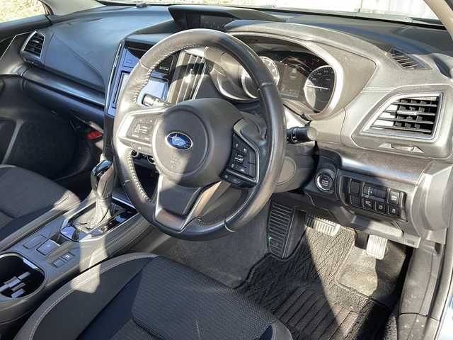 スバル インプレッサ スポーツ 2．0i－Lアイサイト 静岡県 2017(平29)年 8.2万km クォーツブルーP 社外メモリナビ/・CD/・DVD/・フルセグＴＶ/・Bluetooth/・USB/・AM/・FM/主要装備/・ルーフキャリア/・衝突軽減/・レーンキープ/・追従クルコン/・バックカメラ/・ETC/・ドラレコ前/・パドルシフト/・ステリモ/・オートライト/・フォグランプ　/・ダウンヒルアシスト/・社外フロアマット/・純正アルミホイール