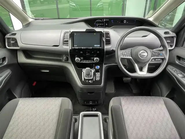 日産 セレナ e－パワー ハイウェイスター V 香川県 2021(令3)年 5.1万km ダイヤモンドブラック プロパイロット/　エマージェンシーブレーキ/　前方予測警報/　アダプティブLEDヘッドライト/　車線逸脱防止支援システム/　車線逸脱警報/　後側方衝突防止支援システム/　後側方車両検知警報/　標識検知機能/　後退時車両検知警報/　インテリジェントアラウンドビューモニター/社外9インチメモリーナビ /Bluetooth/フルセグTV/CD/DVD/HDMI/AUX/純正デジタルインナーミラー/フリップダウンモニター/ビルトインETC/両側パワースライドドア/シートヒーター(D/N席)/ステアリングヒーター/社外ドライブレコーダー/電動パーキングブレーキ(HOLDスイッチ付)/ドアバイザー/スマートキー/プッシュスタート/フロアマット