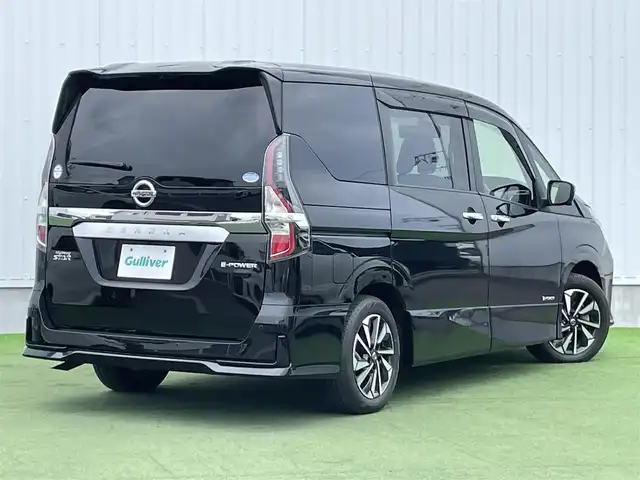 日産 セレナ e－パワー ハイウェイスター V 香川県 2021(令3)年 5.1万km ダイヤモンドブラック プロパイロット/　エマージェンシーブレーキ/　前方予測警報/　アダプティブLEDヘッドライト/　車線逸脱防止支援システム/　車線逸脱警報/　後側方衝突防止支援システム/　後側方車両検知警報/　標識検知機能/　後退時車両検知警報/　インテリジェントアラウンドビューモニター/社外9インチメモリーナビ /Bluetooth/フルセグTV/CD/DVD/HDMI/AUX/純正デジタルインナーミラー/フリップダウンモニター/ビルトインETC/両側パワースライドドア/シートヒーター(D/N席)/ステアリングヒーター/社外ドライブレコーダー/電動パーキングブレーキ(HOLDスイッチ付)/ドアバイザー/スマートキー/プッシュスタート/フロアマット