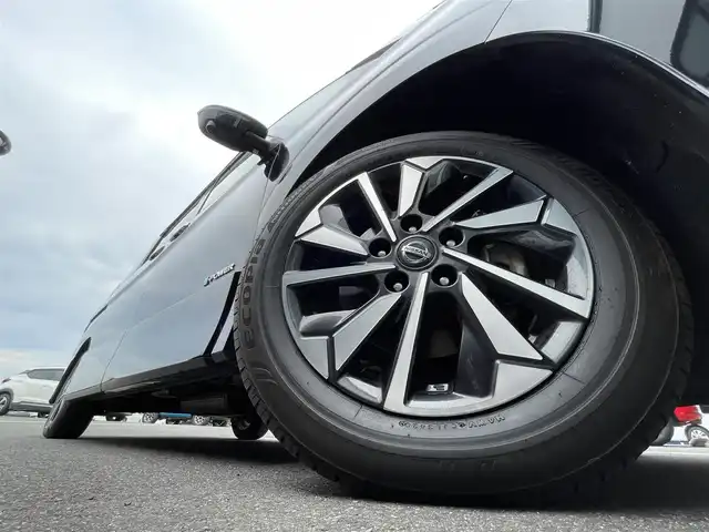日産 セレナ e－パワー ハイウェイスター V 香川県 2021(令3)年 5.1万km ダイヤモンドブラック プロパイロット/　エマージェンシーブレーキ/　前方予測警報/　アダプティブLEDヘッドライト/　車線逸脱防止支援システム/　車線逸脱警報/　後側方衝突防止支援システム/　後側方車両検知警報/　標識検知機能/　後退時車両検知警報/　インテリジェントアラウンドビューモニター/社外9インチメモリーナビ /Bluetooth/フルセグTV/CD/DVD/HDMI/AUX/純正デジタルインナーミラー/フリップダウンモニター/ビルトインETC/両側パワースライドドア/シートヒーター(D/N席)/ステアリングヒーター/社外ドライブレコーダー/電動パーキングブレーキ(HOLDスイッチ付)/ドアバイザー/スマートキー/プッシュスタート/フロアマット