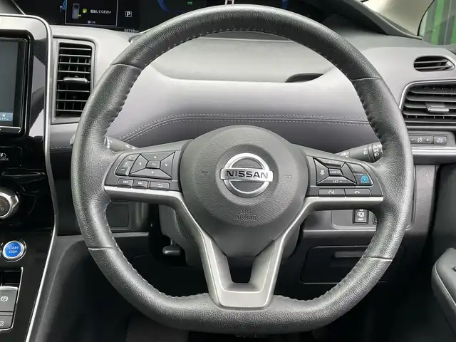 日産 セレナ e－パワー ハイウェイスター V 香川県 2021(令3)年 5.1万km ダイヤモンドブラック プロパイロット/　エマージェンシーブレーキ/　前方予測警報/　アダプティブLEDヘッドライト/　車線逸脱防止支援システム/　車線逸脱警報/　後側方衝突防止支援システム/　後側方車両検知警報/　標識検知機能/　後退時車両検知警報/　インテリジェントアラウンドビューモニター/社外9インチメモリーナビ /Bluetooth/フルセグTV/CD/DVD/HDMI/AUX/純正デジタルインナーミラー/フリップダウンモニター/ビルトインETC/両側パワースライドドア/シートヒーター(D/N席)/ステアリングヒーター/社外ドライブレコーダー/電動パーキングブレーキ(HOLDスイッチ付)/ドアバイザー/スマートキー/プッシュスタート/フロアマット