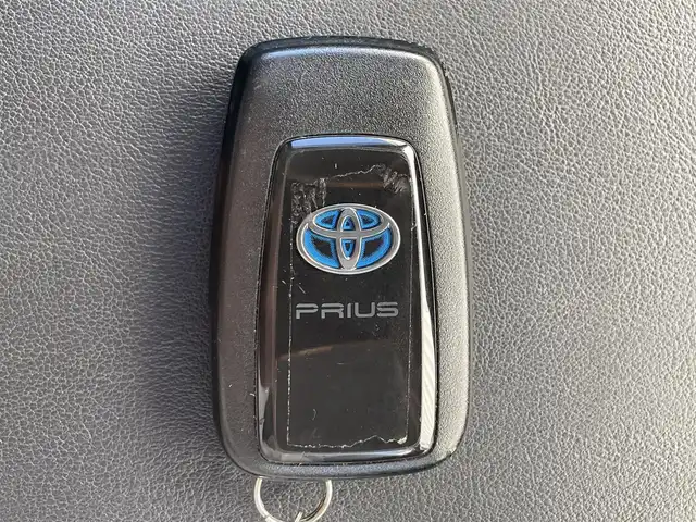 トヨタ プリウス A プレミアム　ツーリングセレ 滋賀県 2019(令1)年 4.9万km エモーショナルレッドⅡ Toyota Safety Sense/・プリクラッシュセーフティ/・レーンディパーチャーアラート/・先行車発進告知機能/・オートマチックハイビーム/・レーダークルーズコントロール/・クリアランスソナー/・パーキングサポートブレーキ/・ブラインドスポットモニター/・ヘッドアップディスプレイ/９型純正ナビ/フルセグTV/バックカメラ/パワーシート/ETC/LEDヘッドライト/オートライト/17インチ純正アルミホイール/純正フロアマット/シートヒーター/ベンチレーションシート