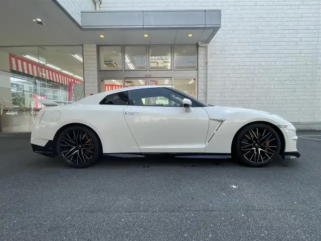 日産 ＧＴ－Ｒ プレミアムエディション 愛知県 2023(令5)年 0.4万km ブリリアントホワイトパール NissanConnectナビゲーション/・DVD／Bluetooth／地デジTV/BOSEサウンドシステム/バックカメラ/黒革＆スエードコンビシート/前席パワーシート＆シートヒーター/BILSTEIN製電子制御ダンパー/brembo製ブレーキキャリパー/チタン合金製マフラー/インテリジェントキー/サイド／カーテンエアバック/純正２０インチＡＷ〈RＡＹＳ製〉