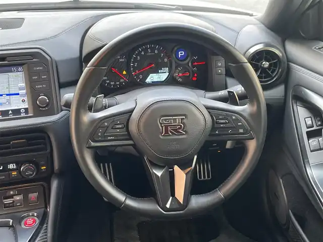 日産 ＧＴ－Ｒ プレミアムエディション 愛知県 2023(令5)年 0.4万km ブリリアントホワイトパール NissanConnectナビゲーション/・DVD／Bluetooth／地デジTV/BOSEサウンドシステム/バックカメラ/黒革＆スエードコンビシート/前席パワーシート＆シートヒーター/BILSTEIN製電子制御ダンパー/brembo製ブレーキキャリパー/チタン合金製マフラー/インテリジェントキー/サイド／カーテンエアバック/純正２０インチＡＷ〈RＡＹＳ製〉