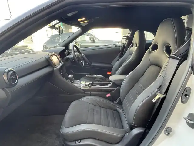 日産 ＧＴ－Ｒ プレミアムエディション 愛知県 2023(令5)年 0.4万km ブリリアントホワイトパール NissanConnectナビゲーション/・DVD／Bluetooth／地デジTV/BOSEサウンドシステム/バックカメラ/黒革＆スエードコンビシート/前席パワーシート＆シートヒーター/BILSTEIN製電子制御ダンパー/brembo製ブレーキキャリパー/チタン合金製マフラー/インテリジェントキー/サイド／カーテンエアバック/純正２０インチＡＷ〈RＡＹＳ製〉